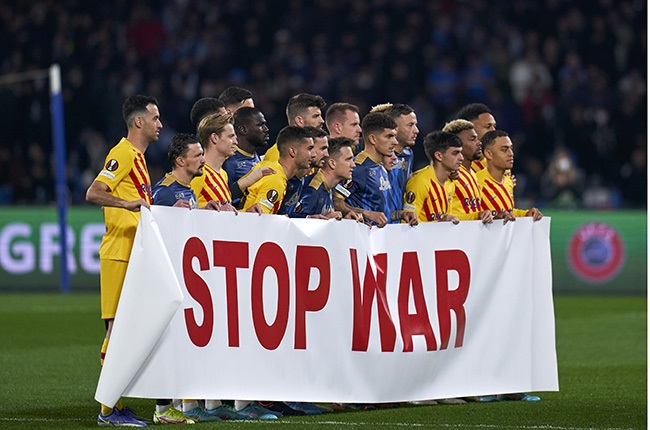 Players FC Barcelona and SSC Napoli with a banner that reads 'Stop War' prior to the UEFA Europa League match. (Photo by Pedro Salado/Quality Sport Images/Getty Images)