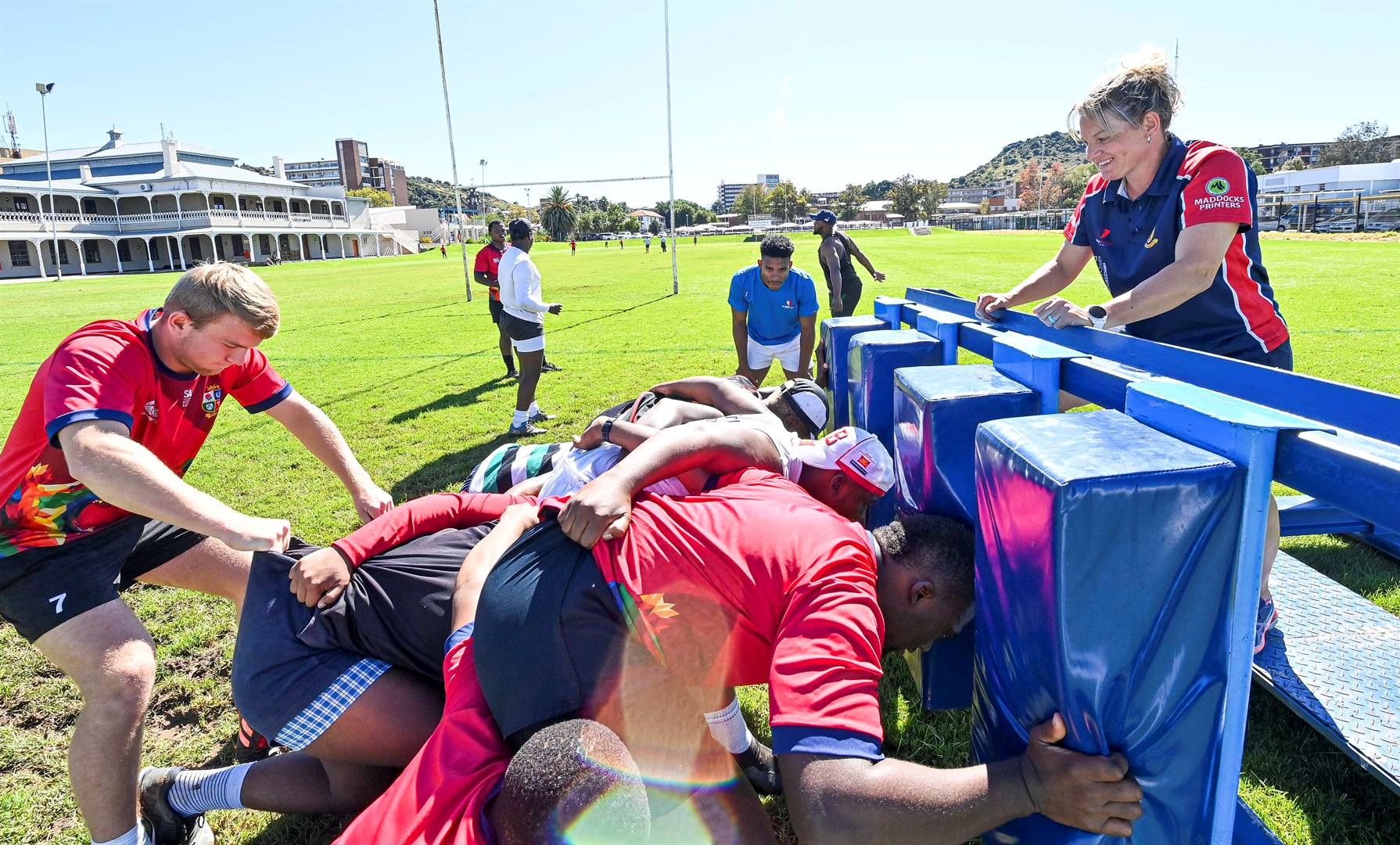 Marlize van der Merwe besig om voorryspelers van die Bloemfonteinse Rugbyakademie te laat skrum teen die skrummasjien. Foto: Mlungisi Louw