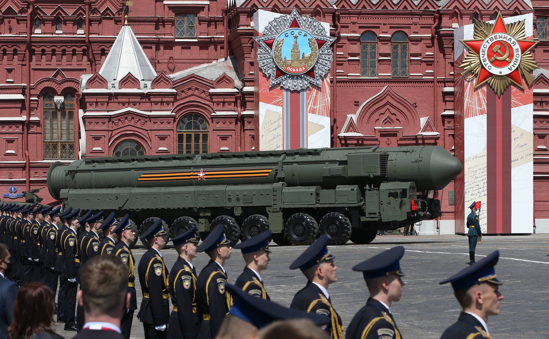 ’n Russiese missiel op die Rooi Plein tydens ’n parade in 2020 wat die 75-jarige oorwinning oor Nazi-Duitsland gedenk het.  Foto: Getty Images
