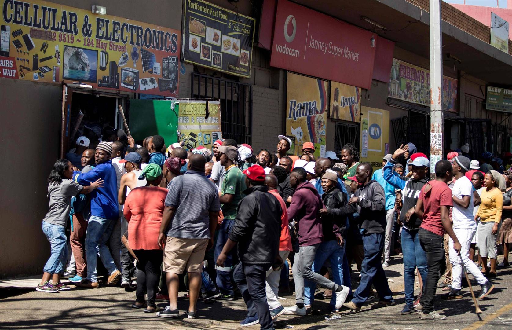 ’n Buitelander se winkel word geplunder ten tyde van xenofobiese aanvalle in 2019 in Turffontein, Johannesburg.Foto: Bloomberg