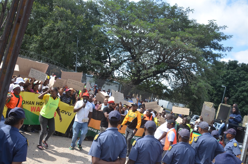 Angry protesters, including local politicians, protesting outside the Mhala Police Station in Mpumalanga. Photo by Oris Mnisi
