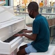 WATCH | Local self-taught teen pianist impresses with an impromptu public performance