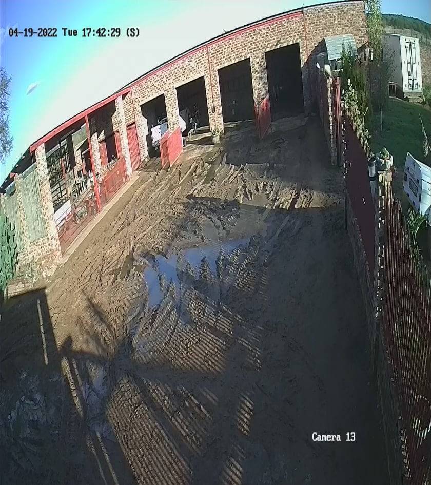 ’n Foto van ’n veiligheidskamera wys hoe die rioolvuil tot teenaan Gerhardus Dreyer van Hertzogville se plaashuis opdam.