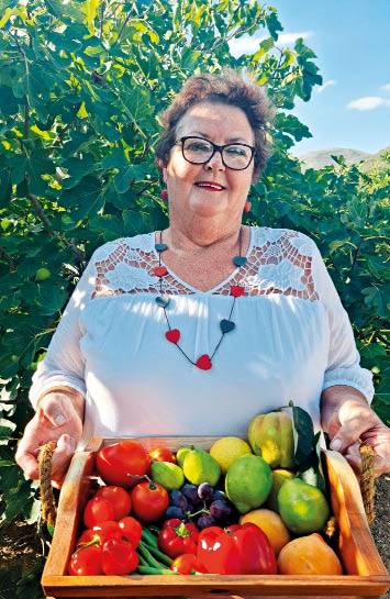 Alta Boshoff is ’n kranige konfytkoker. Sy lê ook ’n ver­skeidenheid groente en vrugte in. Foto’s: ANNA-MARIE NIENABER
