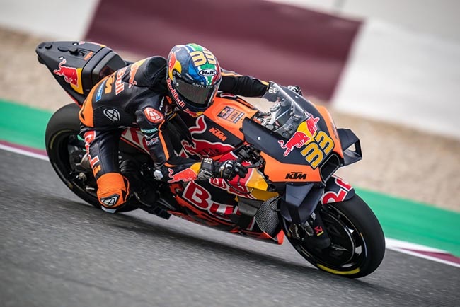 Brad Binder dari SA memulai musim MotoGP 2022 dengan penampilan luar biasa, menempati posisi ke-2