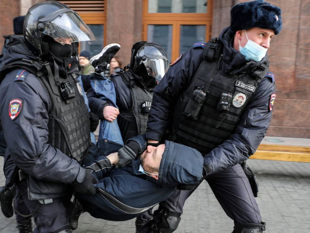 Policiais russos detêm um homem durante um protesto não autorizado contra a invasão militar na Ucrânia em Moscou, na Rússia. 
