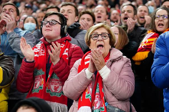 Liverpool-aanhangers sing en klap hande uit respek vir Cristiano Ronaldo en sy gesin se verlies.  Foto: Getty Images