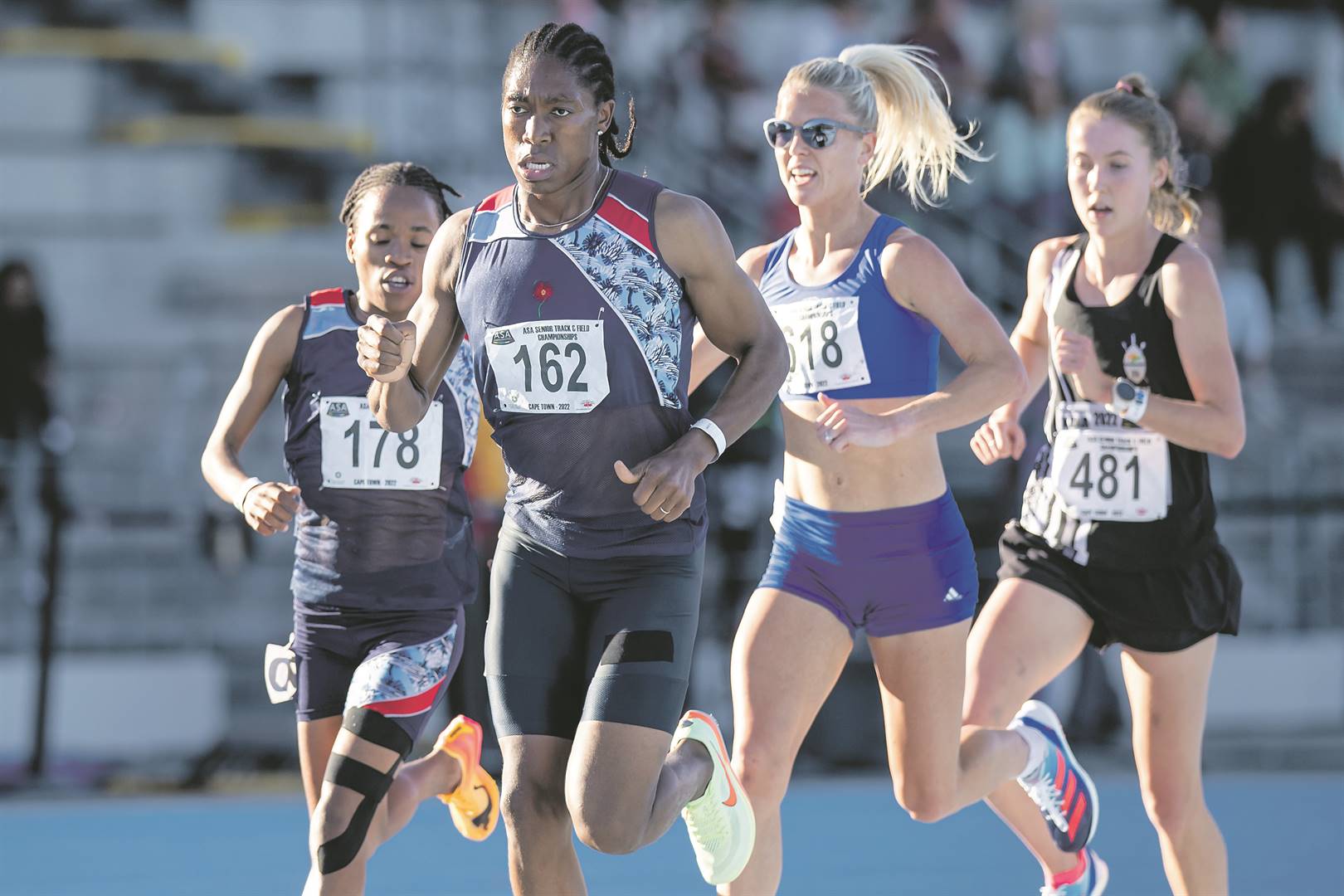 Caster Semenya en Dominique Scott-Efurd in aksie tydens die 5 000 m in Groenpunt. Foto: Anton Geyser/South African Sports Images
