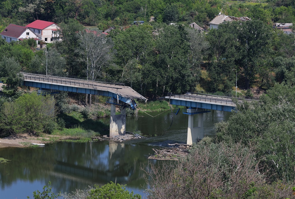 Die verwoeste brug tussen Sjewjerodonetsk en Lisitjansk vanuit die stad Lisitjansk in die Loehansk-gebied. Foto: Reuters