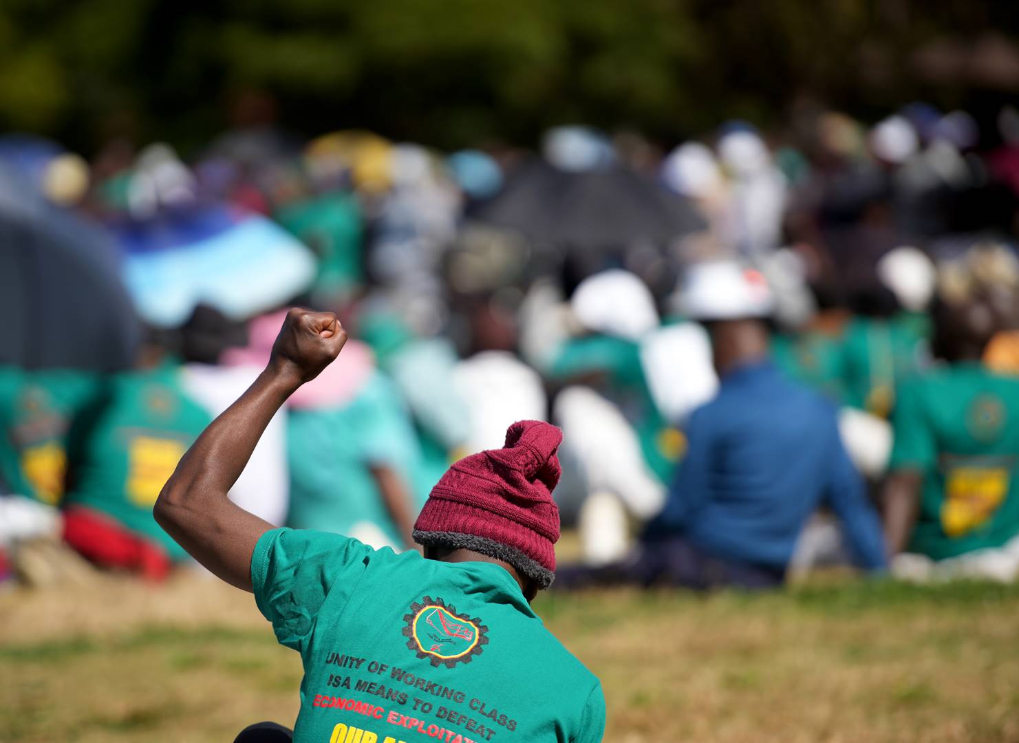 Stakende werkers van Sibanye Stillwater verbonde aan die vakbonde Amcu en NUM betoog op 9 Mei in Driefontein.  Foto: Tebogo Letsie/City Press via Gallo Images