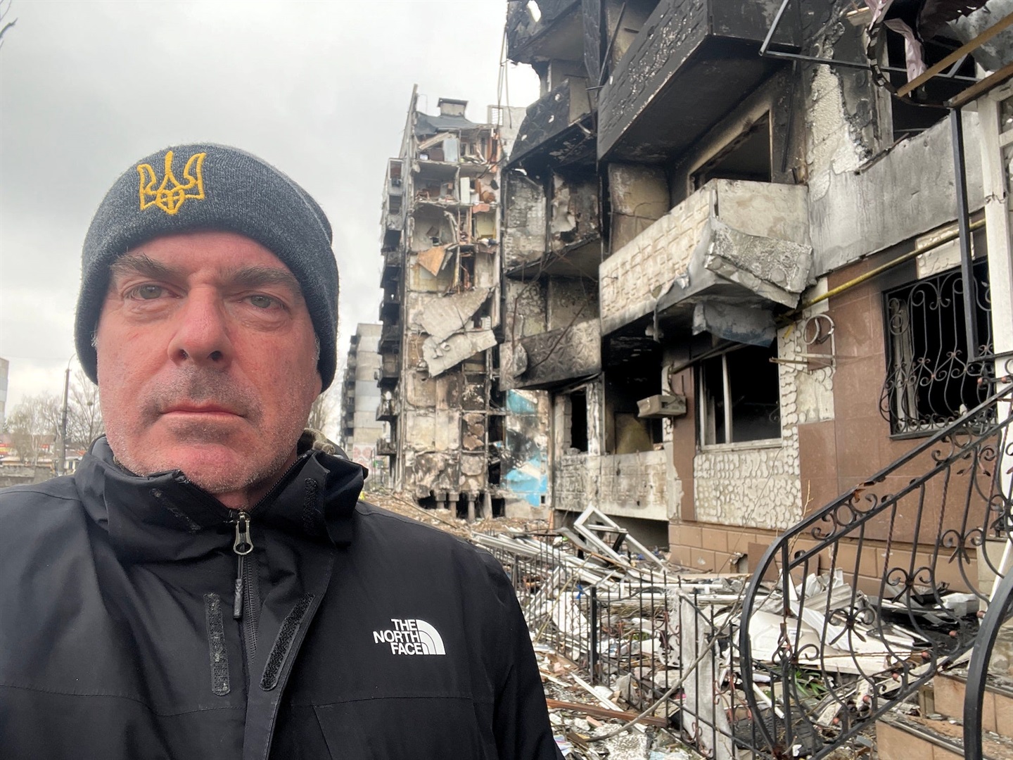 Ukrayna Özgürlük Projesi'nin kurucusu Steven Moore, Borodyanka'da büyük bir bölümü yok edilmiş bir topluluğun önünde duruyor.  Steven Moore'un izniyle