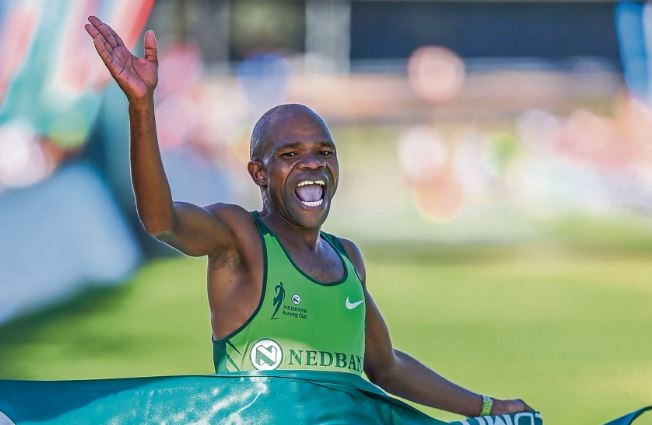Lungile Gongqa winning the 2017 Old Mutual Two Oceans Marathon in Cape Town.