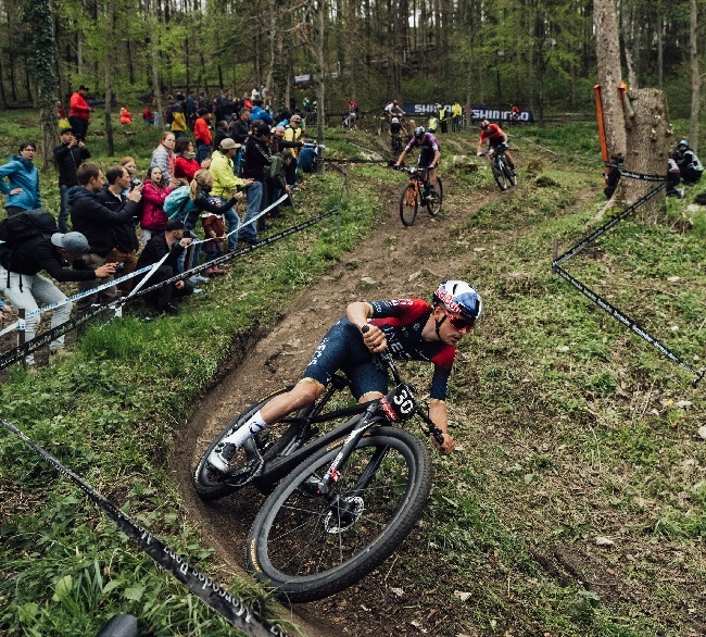 Thomas Pidcock carving a berm at the World Cup in Albstadt. (Photo: Bartek Wolinski/Red Bull Content Pool)