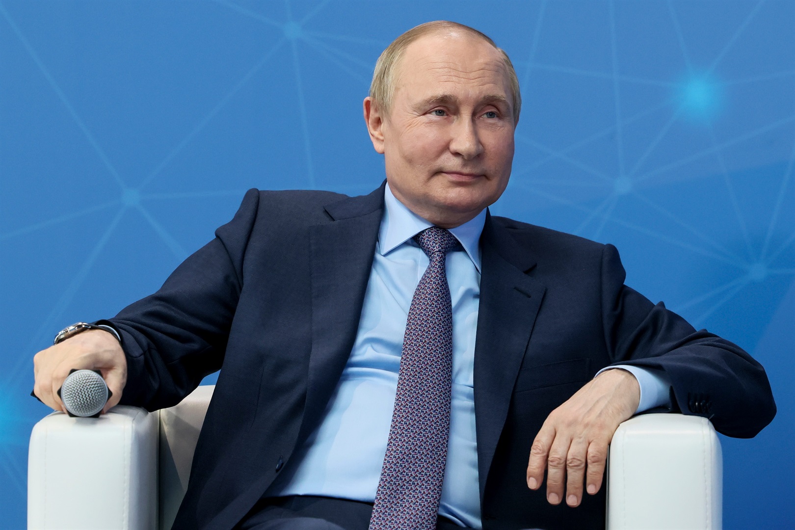 Rusya Devlet Başkanı Vladimir Putin, St. Petersburg Uluslararası Ekonomik Forumu (SPIEF) arifesinde, Rusya'nın Moskova kentindeki Technograd Eğitim Kompleksi'nde 9 Haziran 2022 Perşembe günü genç girişimciler ve girişimcilerle bir toplantıya katılıyor.