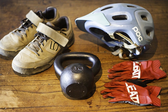 Kettlebells could make you a faster and safer mountain biker. (Photo: R24)