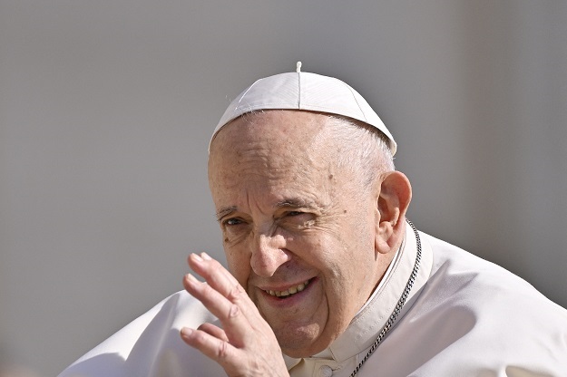 Photo of Starnúci pápež priznáva, že musí spomaliť alebo skončiť