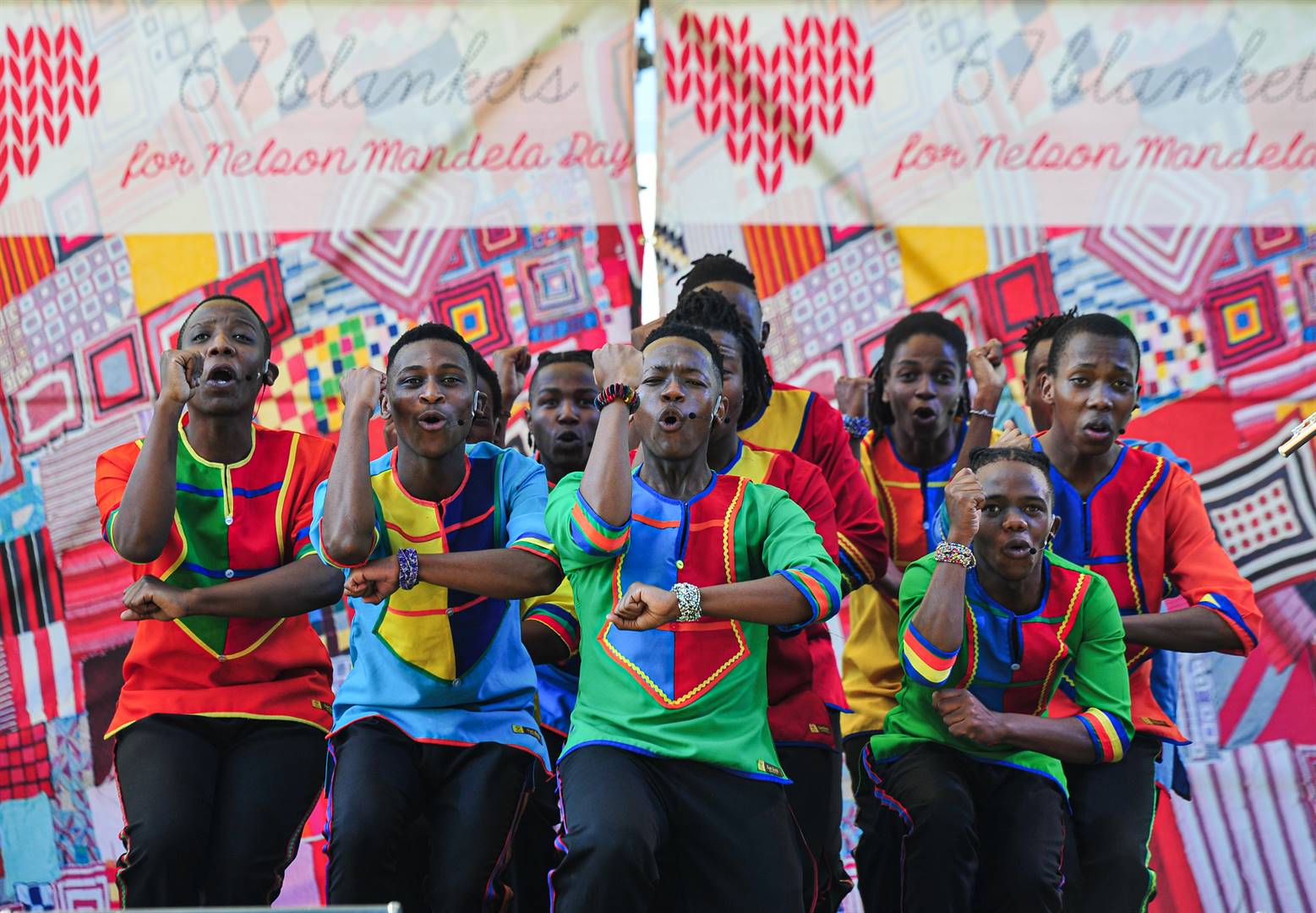 El Coro Juvenil de Mzansi interpretó una nueva canción dedicada a la organización humanitaria The Gift of Donors, Health Workers y la 67 Nelson Mandela Day Blanket Organization en su evento inaugural en Stein, Midrand.  Foto: Rosita Msimango