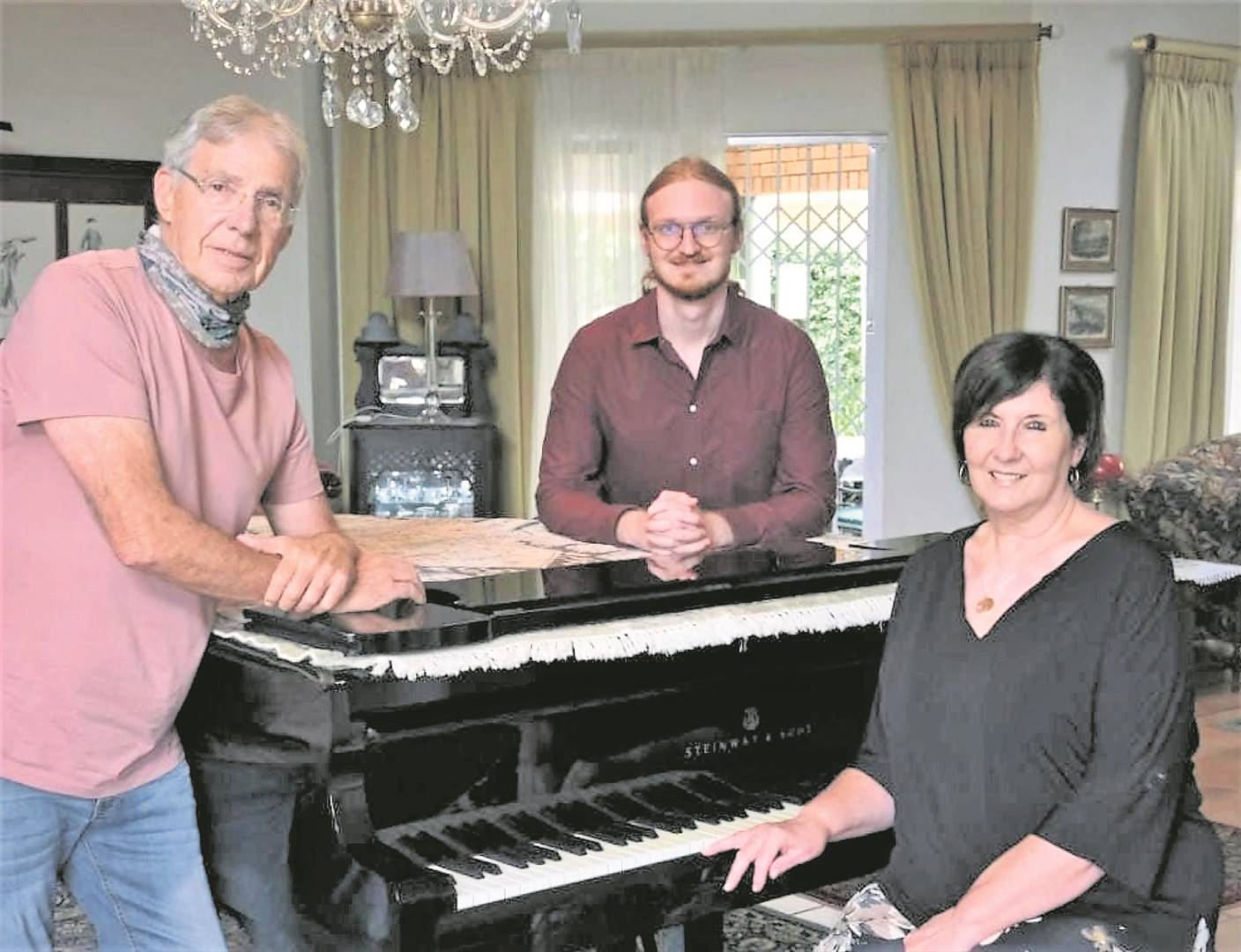 Van links staan Lionel van Zyl (sangdosent) en James van der Merwe (bariton) by die pianis Hanlie Young.