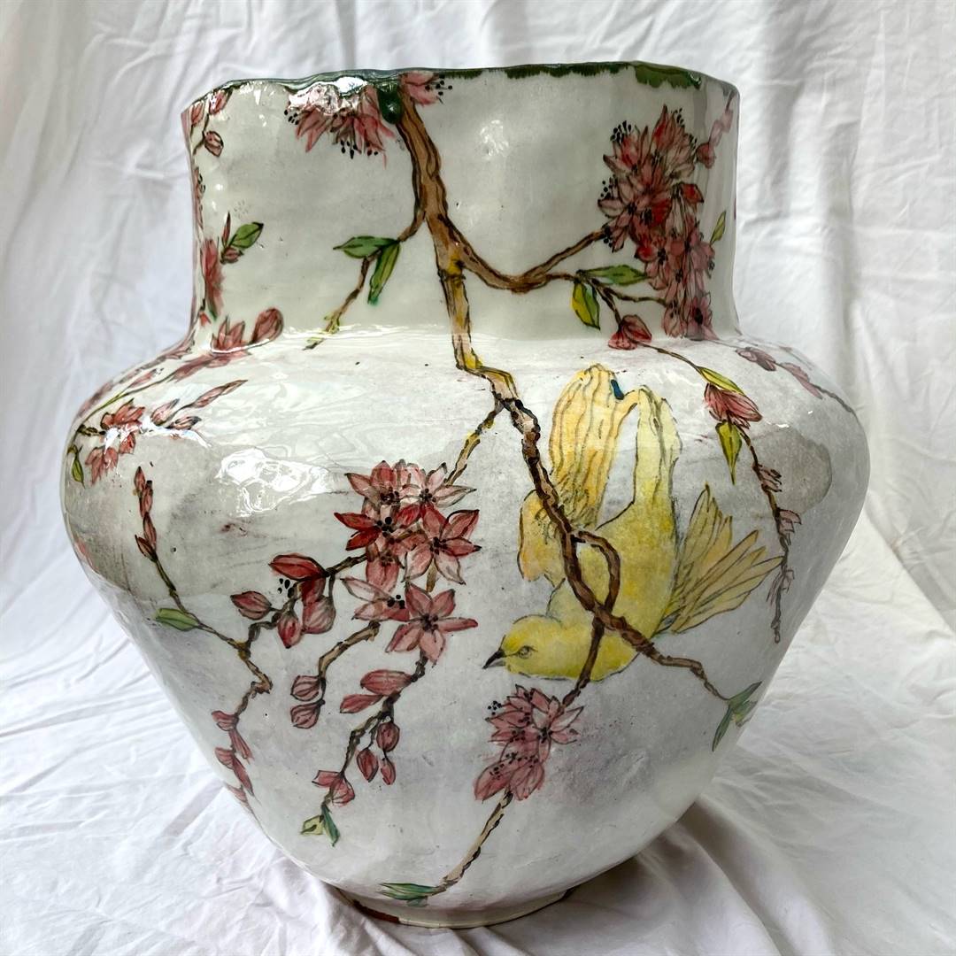 Een van Annelie Janse van Rensburg se vase met die pienk blomme van wilde boegoe en ’n Kaapse kanarie.