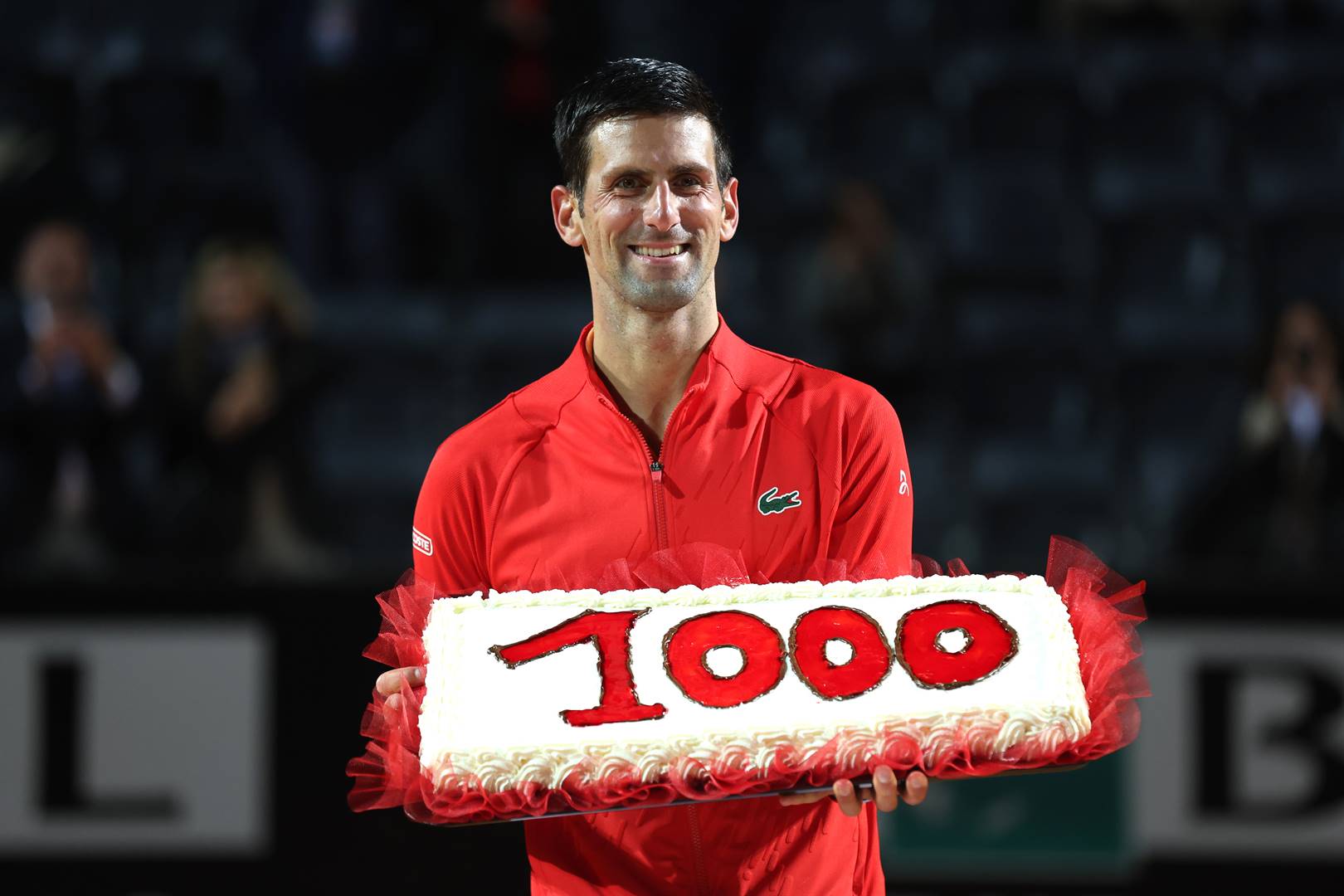 Novak Djokovic Saterdagaand in Rome met die koek wat hy gekry het om sy 1 000ste oorwinning in ’n ATP-wedstryd te gedenk. Foto: Getty Images