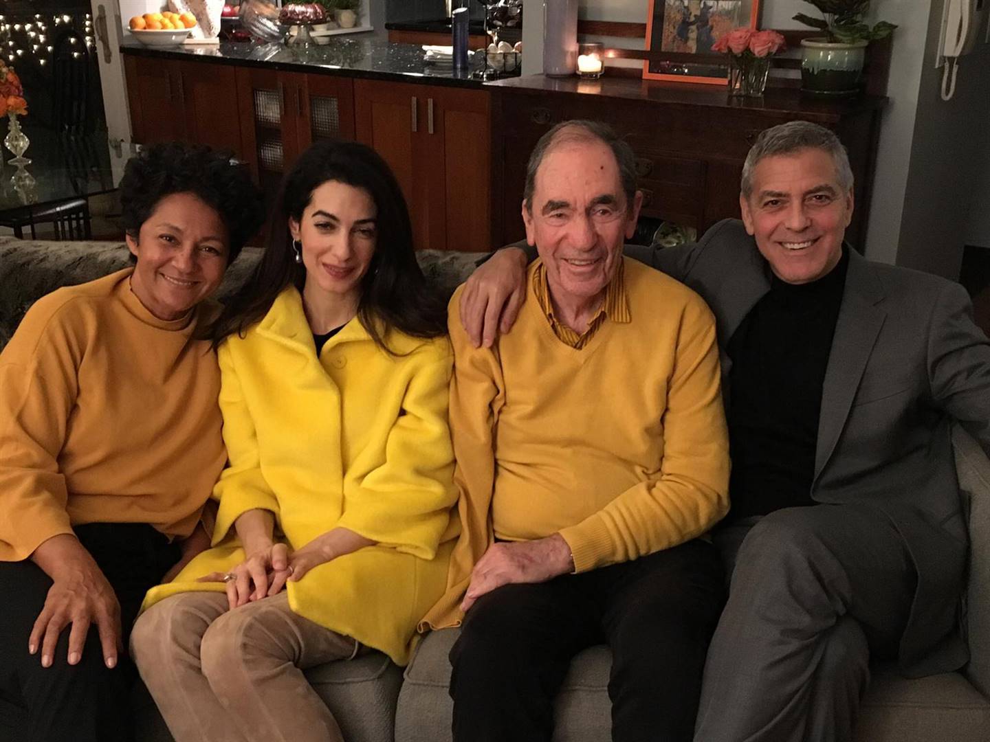 Vanessa September, Amal Clooney, Albie Sachs en George Clooney met hul eerste ontmoeting in New York. Foto: Verskaf