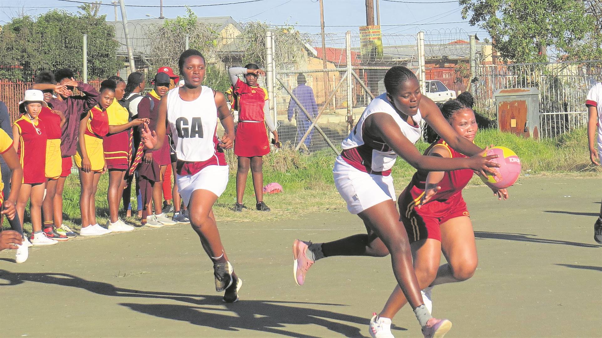 Nomathemba Khusela (left) of the Tsoseletso High School and Mantwa Sepalo of the Bainsvlei Combined School tussle for the ball while Refiloe van Wyk looks on. This league fixture, in which the latter school won by 11 – 9, was staged on Wednesday (11/05). Photo: Teboho Setena
