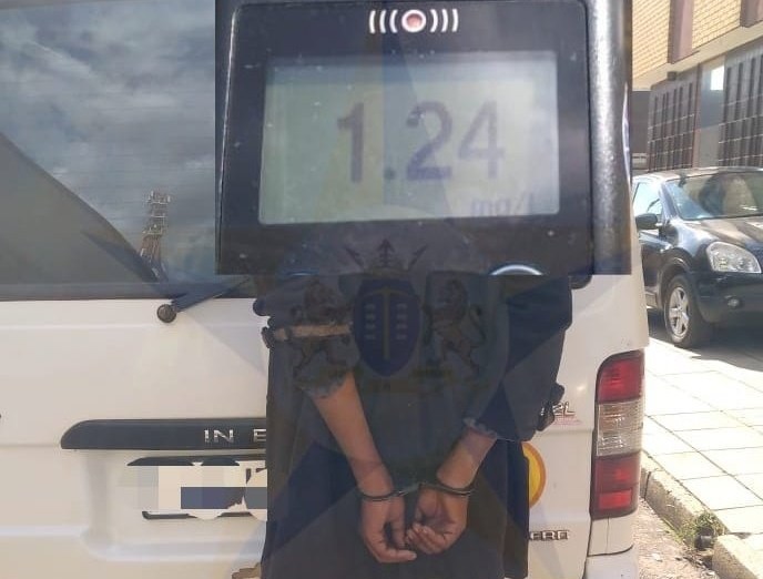 Tembakan kiri: Sopir taksi dengan muatan penumpang penuh ditangkap karena diduga mengemudi dalam keadaan mabuk