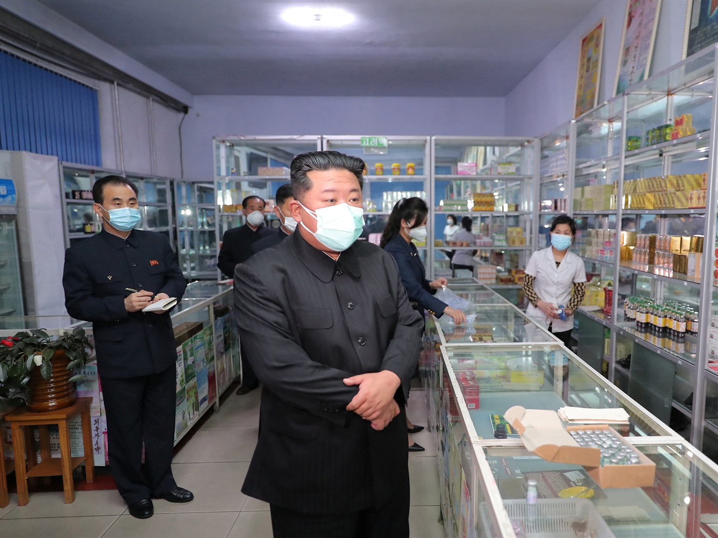 Korea Utara meminta warganya untuk berkumur dengan air garam dan minum teh daun willow untuk melawan Covid