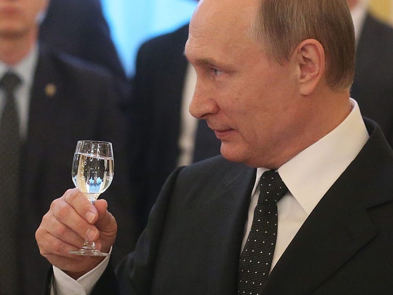 Seorang mantan penasihat Trump di Rusia mengingat bagaimana Putin berbau aneh dan tidak makan atau minum saat makan malam
