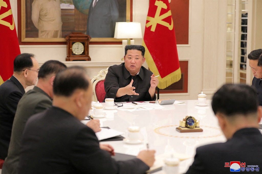 Kim Jong Oen, leier van Noord-Korea, in 'n vergadering met lede van sy party in Pyongyang op 17 Mei. Foto: Noord-Korea  staatsnuusagentskap, KCNA (KCNA) via Reuters