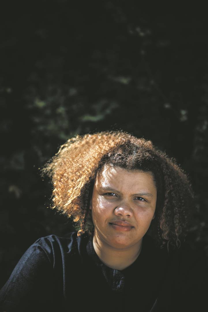 Die Gansbaaise boorling Jolyn Phillips het in 2018 die UJ-debuutprys vir skeppende werk gewen vir haar debuutbundel, Radbraak (2017). Foto: Alet Pretorius