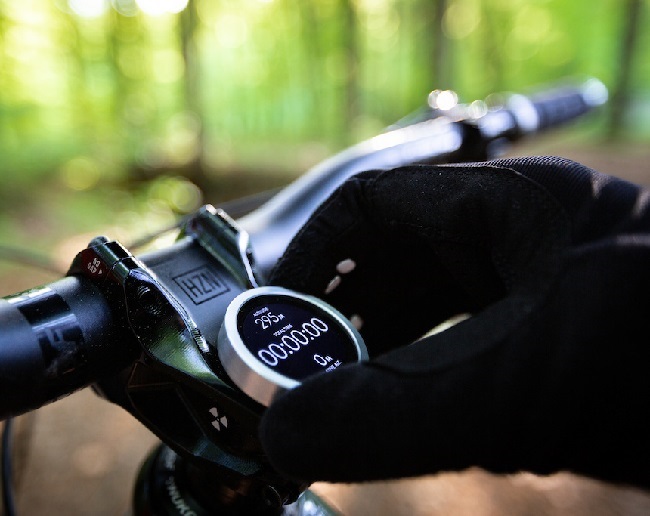 It looks like a Smartwatch mounted onto your fork steerer. And promises a less fussy, yet integrated, cycling data experience. (Photo: CoreCap) 