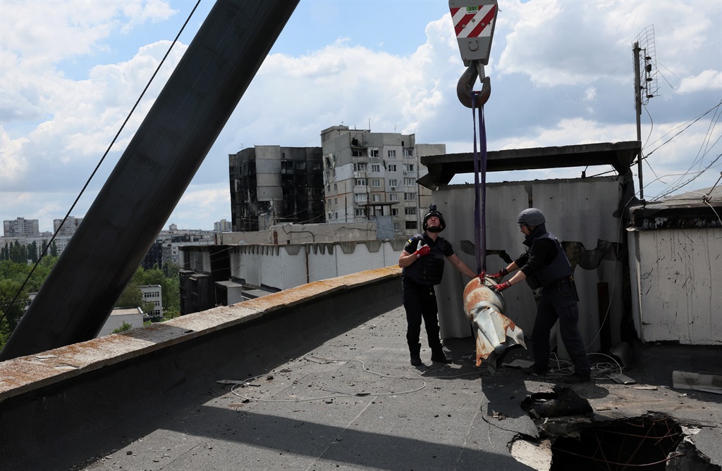 Lede van 'n gespesialiseerde eenheid verwyder 'n bom van 500 kg wat nie ontplof het toe dit in Maart op 'n woonstelgebou in Charkif geland het nie. Foto: Reuters 