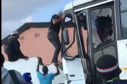 Tiga mahasiswa dan sopir UJ terluka setelah bus menabrak tembok di Soweto