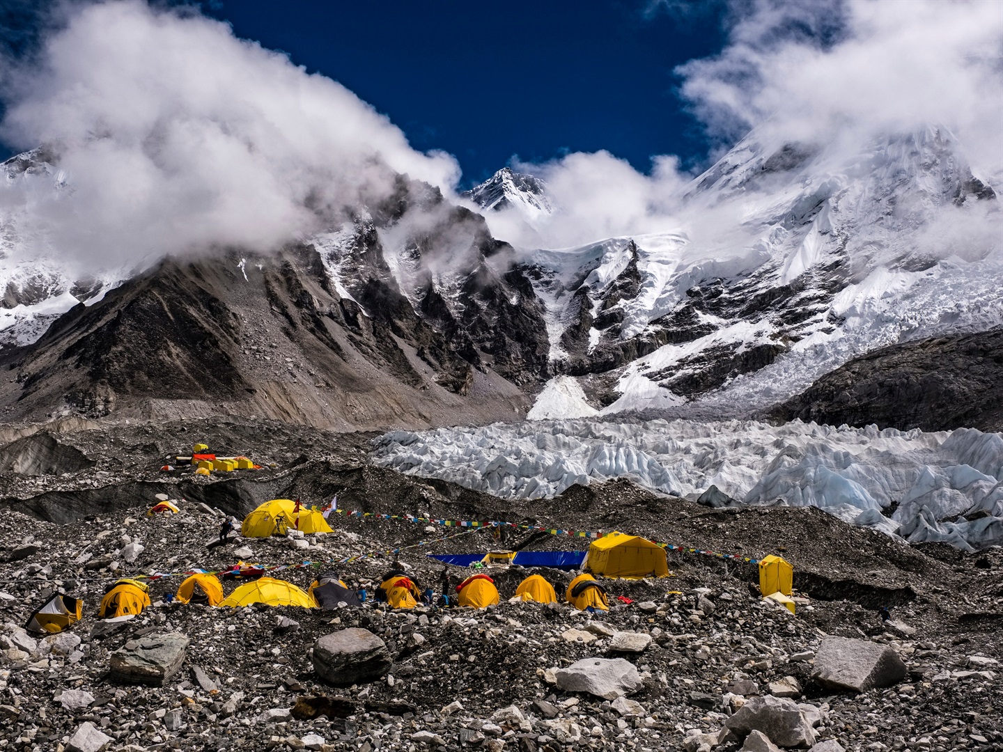 Nepal berencana untuk memindahkan base camp Everest karena gletser yang menipis dengan cepat, erosi dari pendaki