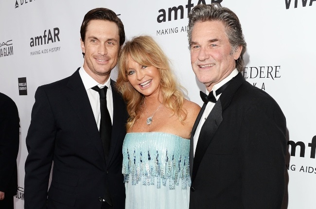 Oliver Hudson with his mom, Goldie Hawn, and her partner, Kurt Russell. (PHOTO: Getty Images)