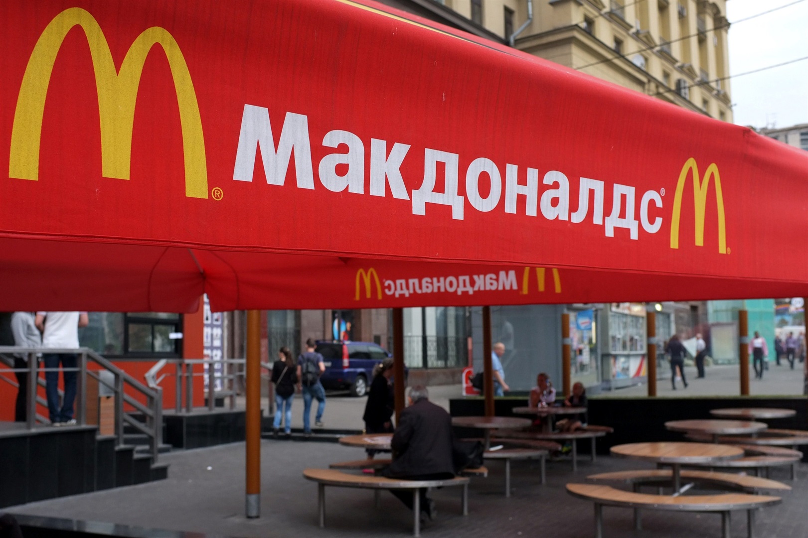 Pengusaha Rusia untuk mempekerjakan, membayar semua 62.000 karyawan McDonald’s di negara tersebut setelah keluarnya rantai