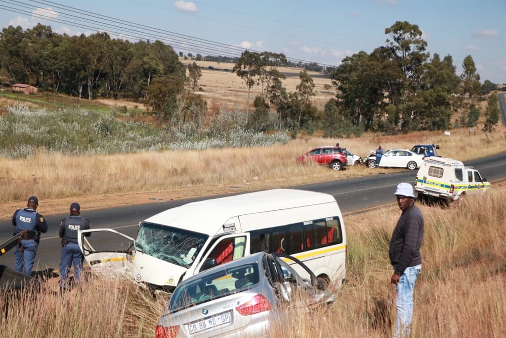 An unconfirmed amount of people were injured when five vehicles were involved in a serious accident that occurred on Friday on the R554 in the south of Johannesburg.