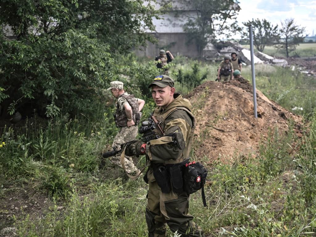 Ukraynalı bir asker grevden sonra bakıyor 