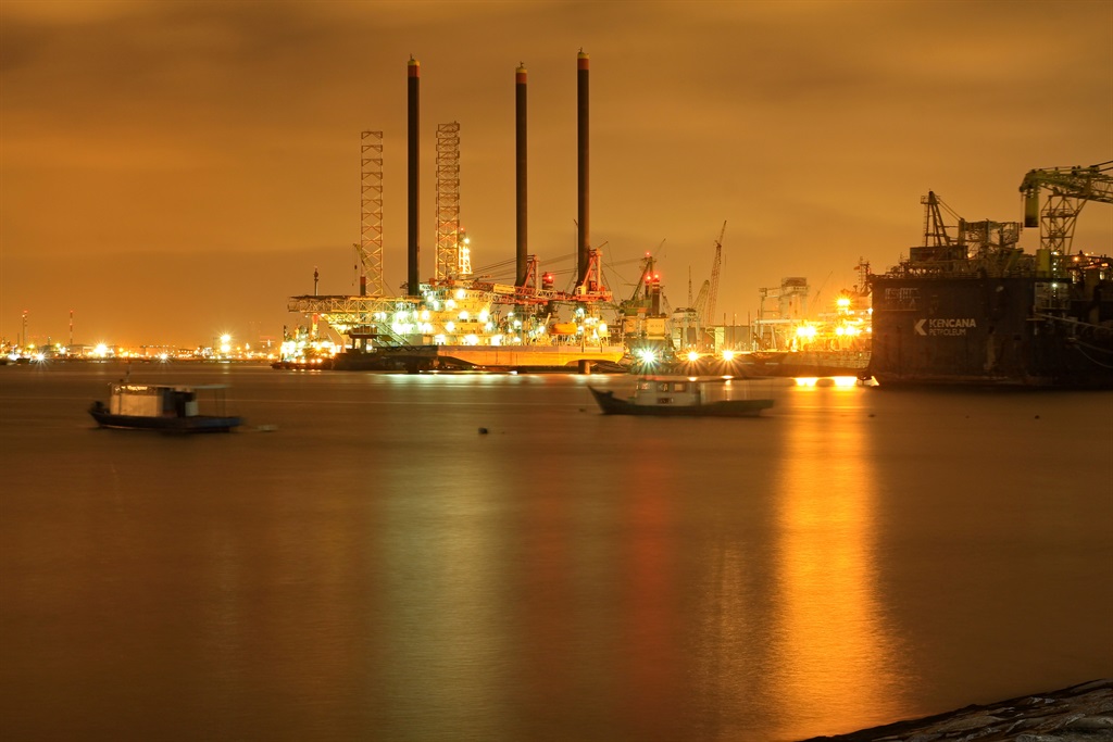 ’n Blik op ’n olieraffinadery in Singapoer. Vulstasie-eienaars reken groot oliemaatskappye trek voordeel uit stygende oliepryse. Foto: Unsplash