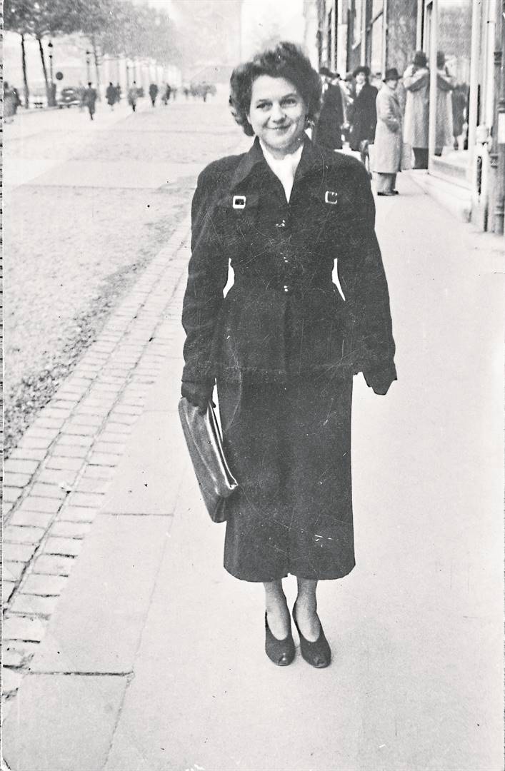 Elsa Joubert in Parys, 1949. 