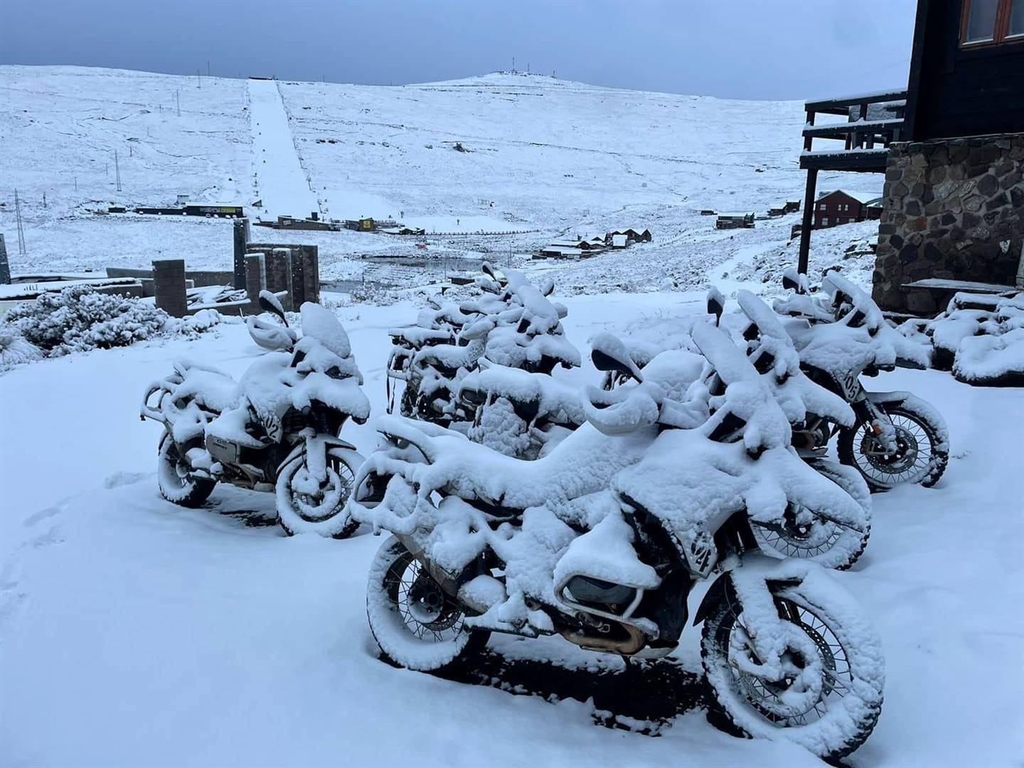 Toe die Suid-Afrikaanse GS Trophy-span Saterdagoggend by die Afriski-oord in Lesotho wakker word, was hul BMW-motorfietse toe onder die sneeu. Foto: Gerrit du Toit 