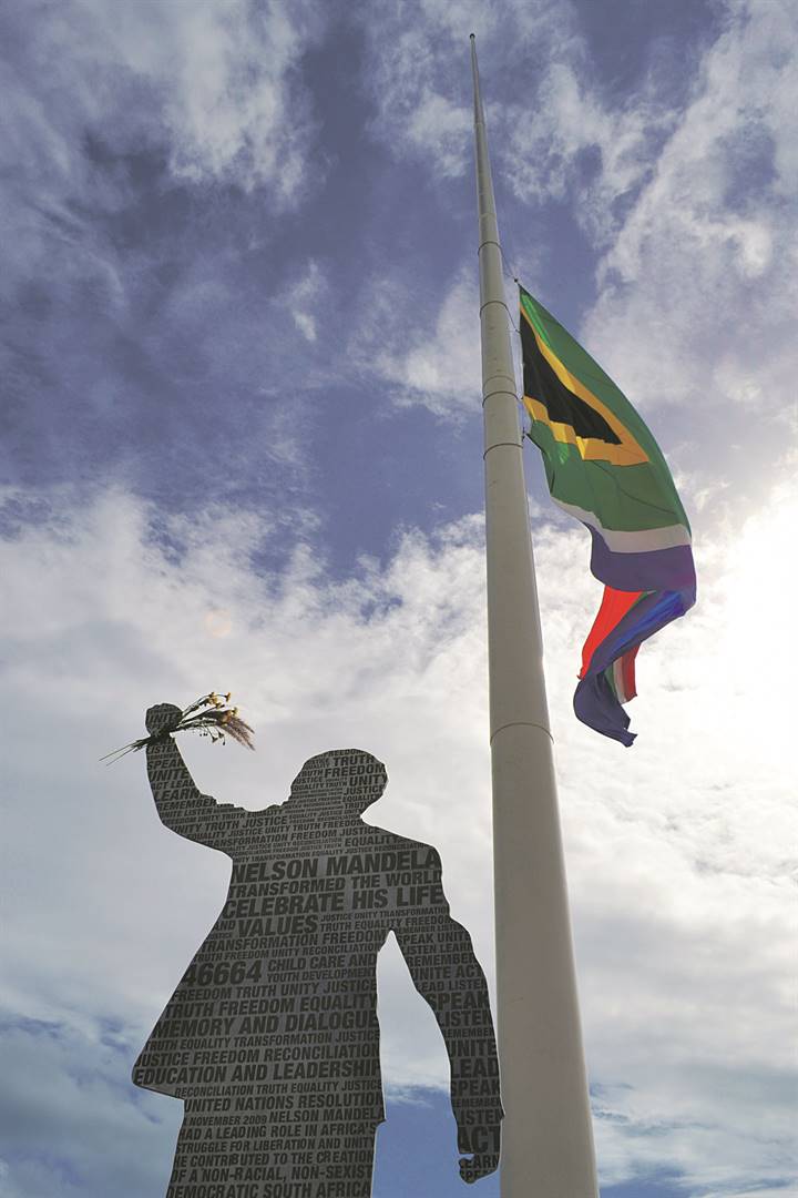 Die hoogste vlagpaal in Suid-Afrika is 68 m hoog en staan by die Donkin-reservaat in Gqeberha. 