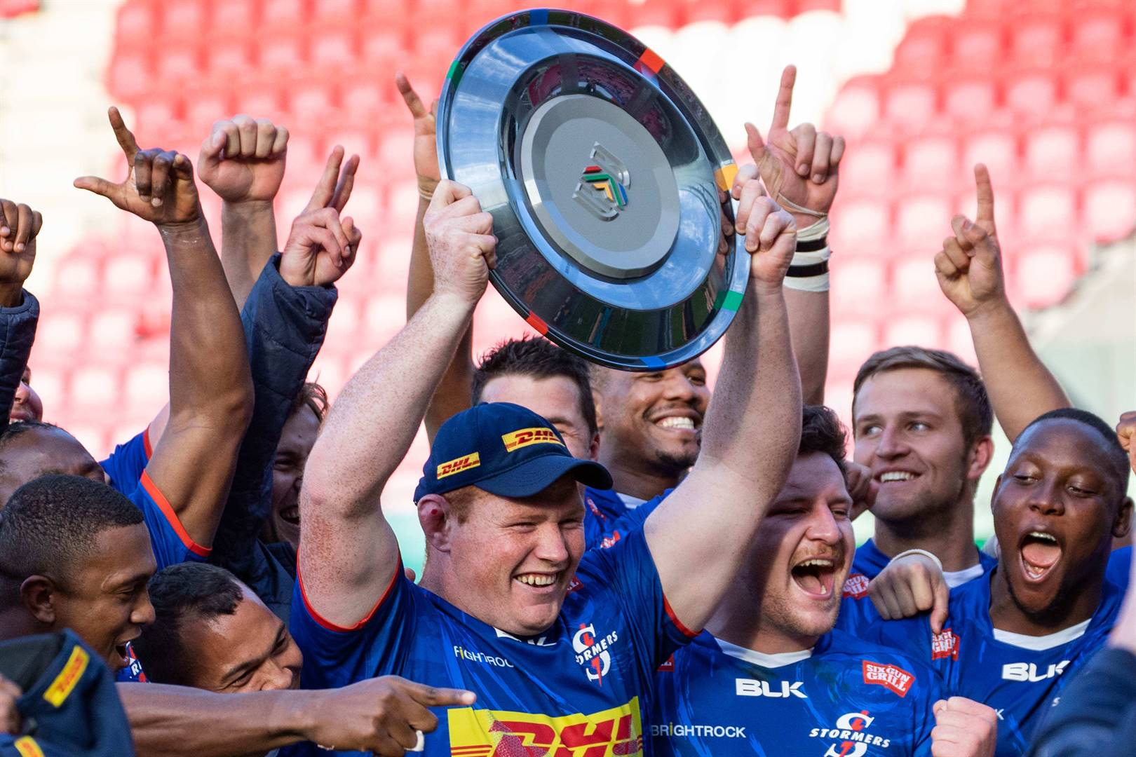 Steven Kitshoff, die Stormers se besielende kaptein, hou Saterdag die Verenigde Rugbykampioenskap se Suid-Afrikaanse skild omhoog ná die oorwinning oor die Scarlets. Foto: Getty Images