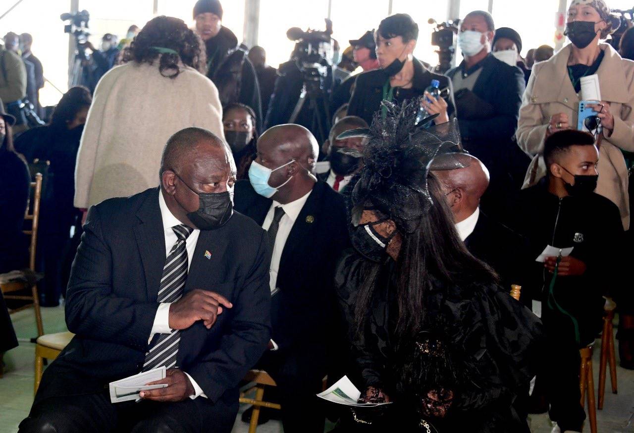 Pres. Cyril Ramaphosa en Fikile Moerane, die weduwee van Mpho Moerane, Sondag op sy begrafnisdiens in Alexandra. Foto: Twitter, Presidensie