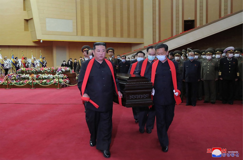 Kim Jong Un membawa peti mati di pemakaman perwira militer Korea Utara