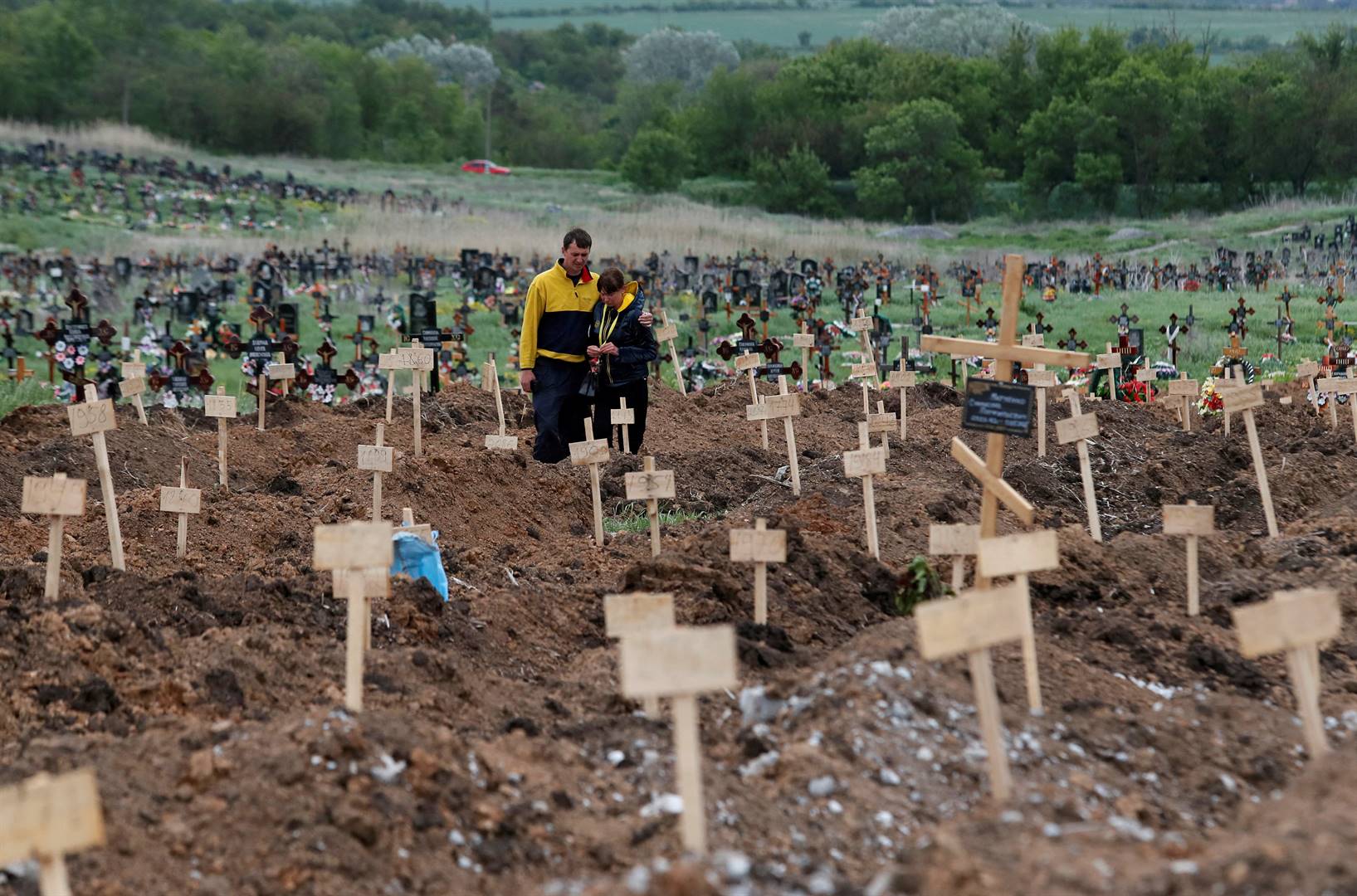 Vars grafte in ’n begraafplaas buite Marioepol.   Foto: Reuters