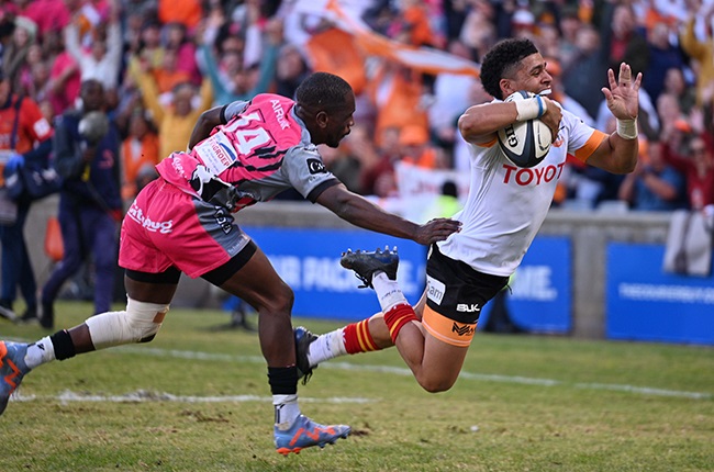 Cheetahs wing Cohen Jasper scoring a try in the Currie Cup final.
