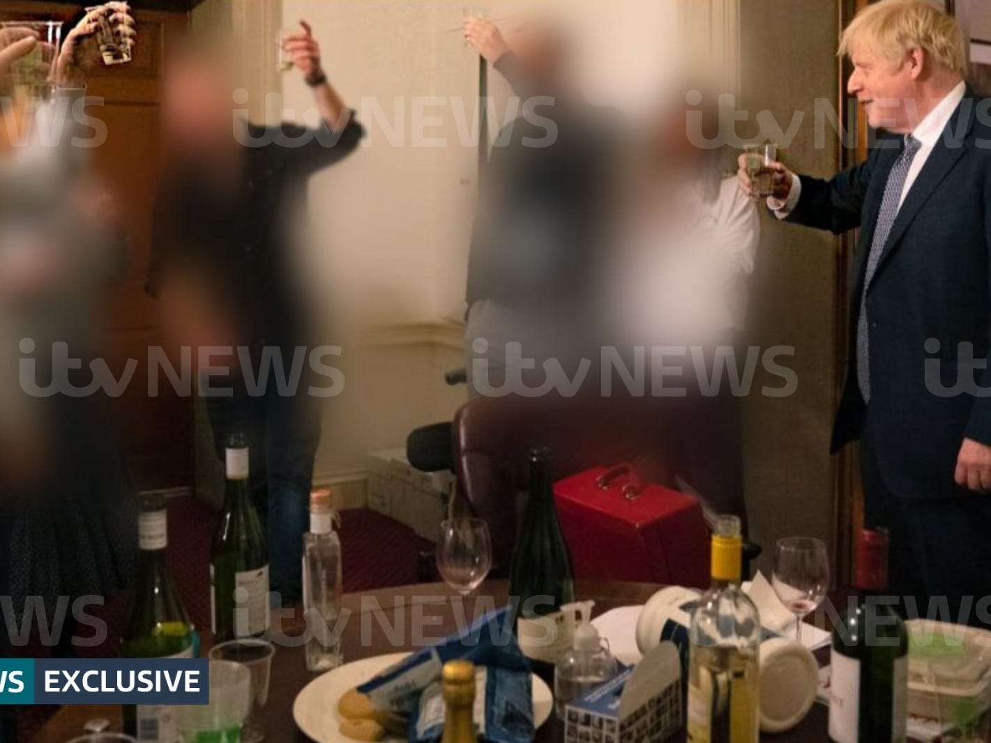 Sızan fotoğraflar, Boris Johnson'ın sokağa çıkma yasağını ihlal eden partide içtiğini gösteriyor