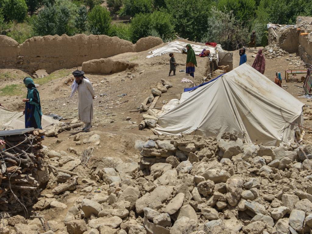 Afgan halkı geçici bir düzenleme olarak çadır kurdu